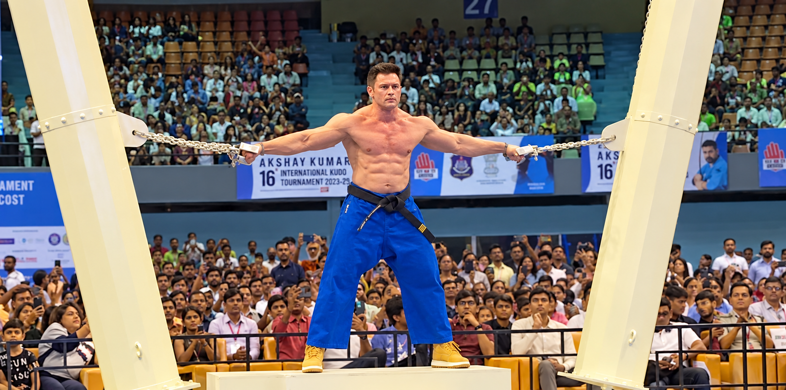 Vispy Kharradi performing the Hercules Pillars strength challenge